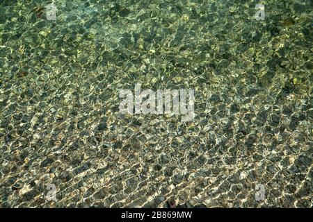 Hintergrund der Draufsicht, klares blaues Meer. Das Wasser ist kristallklar, da das Sonnenlicht scheint. Stockfoto