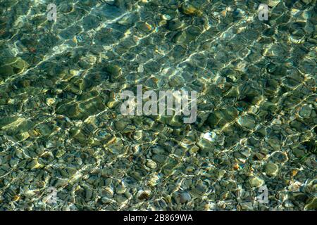 Hintergrund der Draufsicht, klares blaues Meer. Das Wasser ist kristallklar, da das Sonnenlicht scheint. Stockfoto