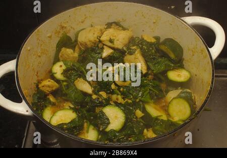 Huhn, Zucchini und Spinatcurry Stockfoto