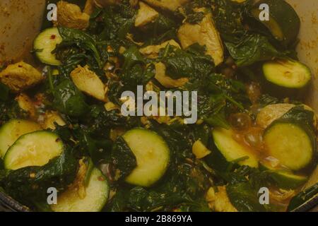 Huhn, Zucchini und Spinatcurry Stockfoto