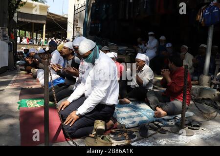 Kolkata, Indien. März 2020. Nur sehr wenige Anhänger nahmen an diesem Gebet Teil, bei dem eine große Anzahl von Gläubigen während dieses Betens Maske benutzte. Sie forderten Segen Gottes für ihr persönliches Leben, für ihre Verwandten und auch für die ganze Menschheit. Corona wurde zu einer Pandemieerkrankung. Jede Art von gesellschaftlicher Zusammenkunft ist in allen Ländern stark eingeschränkt. Viele Länder verschoben bereits die sozialen Programme und religiösen Rituale. Dies ist auch im heutigen Jumah-Gebet deutlich zu erkennen. (Foto von JIT Chattopadhyay/Pacific Press) Credit: Pacific Press Agency/Alamy Live News Stockfoto