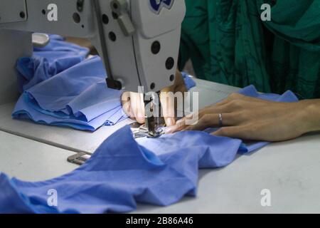 Dhaka, Bangladesch. Januar 2000. Die Bidananda-Stiftung, eine freiwillige Organisation in Bangladesch, stellt Gesichtsmasken für die Menschen als präventive Maßnahme gegen Coronavirus her (COVID-19). Die Masken der Stiftung werden kostenlos an Bildungseinrichtungen und Krankenhäuser verteilt. (Foto von MD Abu Sufian Jewel/Pacific Press) Credit: Pacific Press Agency/Alamy Live News Stockfoto