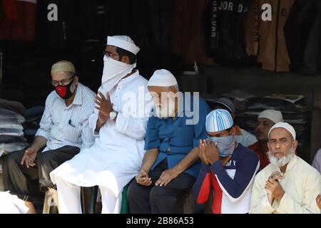 Kolkata, Indien. März 2020. Nur sehr wenige Anhänger nahmen an diesem Gebet Teil, bei dem eine große Anzahl von Gläubigen während dieses Betens Maske benutzte. Sie forderten Segen Gottes für ihr persönliches Leben, für ihre Verwandten und auch für die ganze Menschheit. Corona wurde zu einer Pandemieerkrankung. Jede Art von gesellschaftlicher Zusammenkunft ist in allen Ländern stark eingeschränkt. Viele Länder verschoben bereits die sozialen Programme und religiösen Rituale. Dies ist auch im heutigen Jumah-Gebet deutlich zu erkennen. (Foto von JIT Chattopadhyay/Pacific Press) Credit: Pacific Press Agency/Alamy Live News Stockfoto