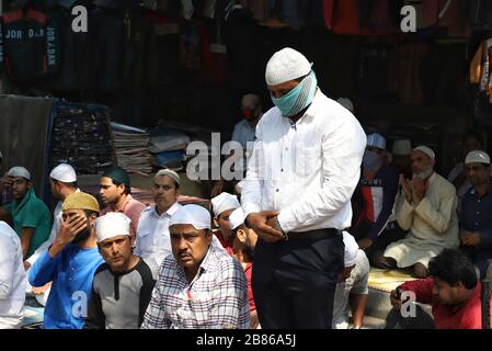 Kolkata, Indien. März 2020. Nur sehr wenige Anhänger nahmen an diesem Gebet Teil, bei dem eine große Anzahl von Gläubigen während dieses Betens Maske benutzte. Sie forderten Segen Gottes für ihr persönliches Leben, für ihre Verwandten und auch für die ganze Menschheit. Corona wurde zu einer Pandemieerkrankung. Jede Art von gesellschaftlicher Zusammenkunft ist in allen Ländern stark eingeschränkt. Viele Länder verschoben bereits die sozialen Programme und religiösen Rituale. Dies ist auch im heutigen Jumah-Gebet deutlich zu erkennen. (Foto von JIT Chattopadhyay/Pacific Press) Credit: Pacific Press Agency/Alamy Live News Stockfoto