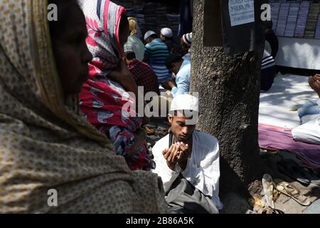 Kolkata, Indien. März 2020. Nur sehr wenige Anhänger nahmen an diesem Gebet Teil, bei dem eine große Anzahl von Gläubigen während dieses Betens Maske benutzte. Sie forderten Segen Gottes für ihr persönliches Leben, für ihre Verwandten und auch für die ganze Menschheit. Corona wurde zu einer Pandemieerkrankung. Jede Art von gesellschaftlicher Zusammenkunft ist in allen Ländern stark eingeschränkt. Viele Länder verschoben bereits die sozialen Programme und religiösen Rituale. Dies ist auch im heutigen Jumah-Gebet deutlich zu erkennen. (Foto von JIT Chattopadhyay/Pacific Press) Credit: Pacific Press Agency/Alamy Live News Stockfoto