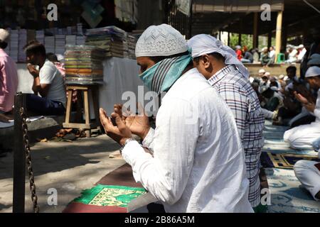 Kolkata, Indien. März 2020. Nur sehr wenige Anhänger nahmen an diesem Gebet Teil, bei dem eine große Anzahl von Gläubigen während dieses Betens Maske benutzte. Sie forderten Segen Gottes für ihr persönliches Leben, für ihre Verwandten und auch für die ganze Menschheit. Corona wurde zu einer Pandemieerkrankung. Jede Art von gesellschaftlicher Zusammenkunft ist in allen Ländern stark eingeschränkt. Viele Länder verschoben bereits die sozialen Programme und religiösen Rituale. Dies ist auch im heutigen Jumah-Gebet deutlich zu erkennen. (Foto von JIT Chattopadhyay/Pacific Press) Credit: Pacific Press Agency/Alamy Live News Stockfoto