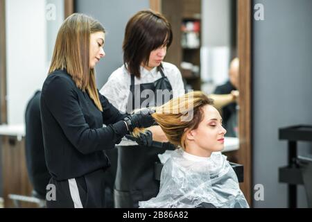 Friseure färben Haare von Frauen im Friseursalon. Stockfoto