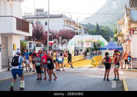 Läufer, die sich auf den Start des Cross-Country-Rennens in den Bergen von La Safor in Spanien vorbereiten Stockfoto