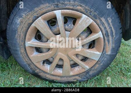 Nahansicht der Seite eines Autos, in dem Schlamm aufgesprüht ist Stockfoto