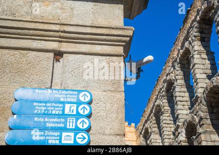 Touristische Informationen und Römisches Aquädukt. Segovia, Spanien. Stockfoto
