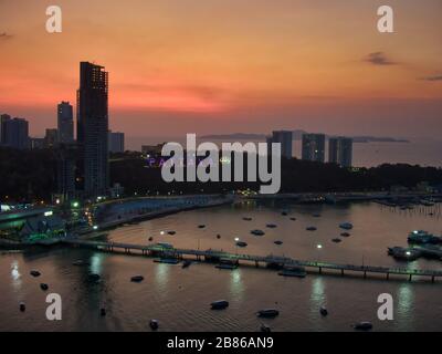 Luftansicht Sonnenuntergang Mit Drone. Touristen am Pattaya Beach, Chonburi, Thailand. Schöne Landschaft Hut Pattaya Beach. Stockfoto
