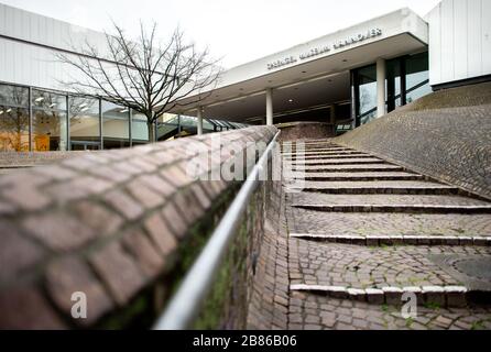 Hannover, Deutschland. März 2020. Der Kurt-Schwitters-Platz vor dem Sprengel Museum in der Innenstadt ist menschenleer. Zur Eindämmung des Corona-Virus sind alle Museen in Niedersachsen geschlossen. Credit: Hauke-Christian Ditrich / dpa / Alamy Live News Stockfoto