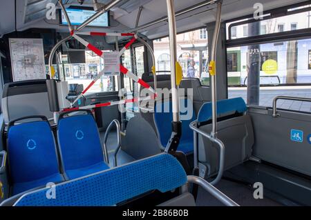 Augsburg, Deutschland. März 2020. In einem Bus des öffentlichen Versorgungsunternehmens ist der Bereich um den Busfahrer mit Flatterband abgesperrt. Die PNV wird weiter ausgedünnt. Kredit: Stefan Puchner / dpa / Alamy Live News Stockfoto