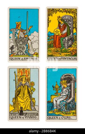 Satz von Queens Rider Tarot Cards, entworfen von Pamela Colman Smith unter der Aufsicht von Arthur Edward Waite - Königin der Pentakel, Schwerter, Becher und Sand Stockfoto