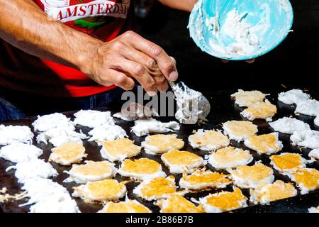 Khanom khrok (Coconut-Rice Pfannkuchen) ist ein gemeinsames Straßennahrungsmittel in Thailand Stockfoto