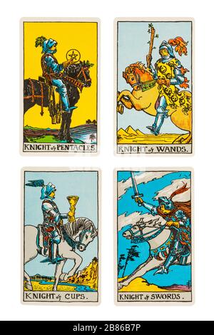 Satz von Rittern Rider Tarot Cards, entworfen von Pamela Colman Smith unter Aufsicht von Arthur Edward Waite - Ritter von Pentakeln, Schwertern, Pokalen und Zauberstäben Stockfoto