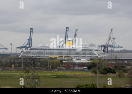 Tilbury Essex, Großbritannien. März 2020. Das Kreuzfahrtschiff Spirit of Discovery in Tilbury Docks aufgrund des Ausbruchs von Coronavirus wurde für den möglichen Einsatz als Lazarettschiff während der Covid19-Krise in Bereitschaft gesetzt. Das 58.250 Tonnen schwere Schiff wurde im Juli 2019 an Saga Cruises geliefert und hat eine Kapazität für 999 Passagiere und 523 Besatzungsmitglieder. Credit: MARTIN DALTON/Alamy Live News Stockfoto