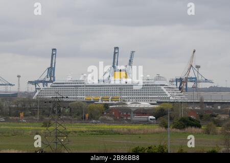 Tilbury Essex, Großbritannien. März 2020. Das Kreuzfahrtschiff Spirit of Discovery in Tilbury Docks aufgrund des Ausbruchs von Coronavirus wurde für den möglichen Einsatz als Lazarettschiff während der Covid19-Krise in Bereitschaft gesetzt. Das 58.250 Tonnen schwere Schiff wurde im Juli 2019 an Saga Cruises geliefert und hat eine Kapazität für 999 Passagiere und 523 Besatzungsmitglieder. Credit: MARTIN DALTON/Alamy Live News Stockfoto