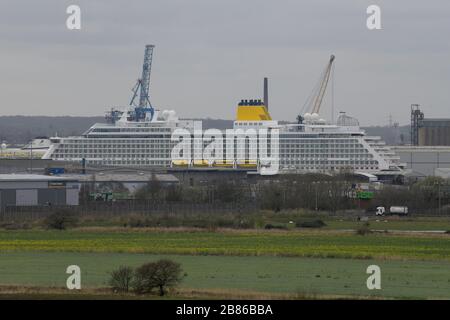 Tilbury Essex, Großbritannien. März 2020. Das Kreuzfahrtschiff Spirit of Discovery in Tilbury Docks aufgrund des Ausbruchs von Coronavirus wurde für den möglichen Einsatz als Lazarettschiff während der Covid19-Krise in Bereitschaft gesetzt. Das 58.250 Tonnen schwere Schiff wurde im Juli 2019 an Saga Cruises geliefert und hat eine Kapazität für 999 Passagiere und 523 Besatzungsmitglieder. Credit: MARTIN DALTON/Alamy Live News Stockfoto