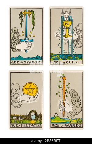 Set von Aces Rider Tarot Cards, entworfen von Pamela Colman Smith unter der Aufsicht von Arthur Edward Waite - Ace of Pentacles, Schwerter, Cups & Wands Stockfoto