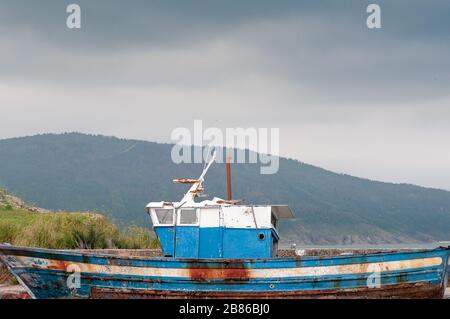 Verlassenes altes Fischerboot in Spanien Stockfoto