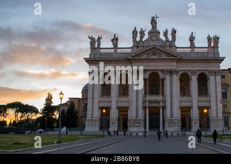 ROM, italien, dezember 2016. Außenansicht der Kirche San Giovanni in Laterano bei Sonnenuntergang Stockfoto
