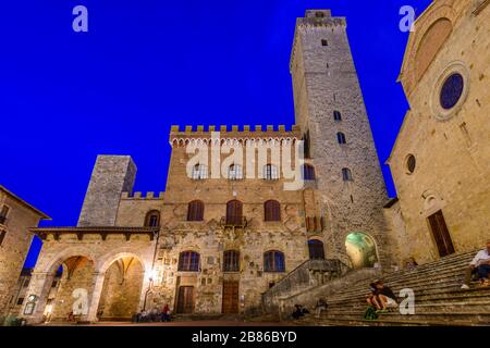 San Gimignano, Toskana: Palazzo Comunale, Torre Grossa und Duomo di San Gimignano (Stiftskirche Santa Maria Assunta) auf der Piazza del Duomo. Stockfoto