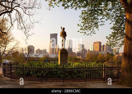 Pittsburgh, Pennsylvania, Vereinigte Staaten - Blick auf die Innenstadt vom Allegheny Commons Park. Stockfoto