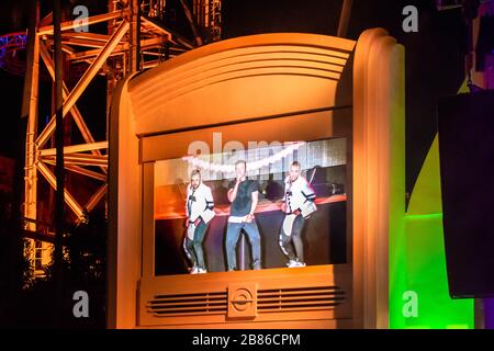 Orlando, Florida. März 2020. Luis Fonsi auf der Leinwand in Mardi Gras Concert in den Universal Studios Stockfoto
