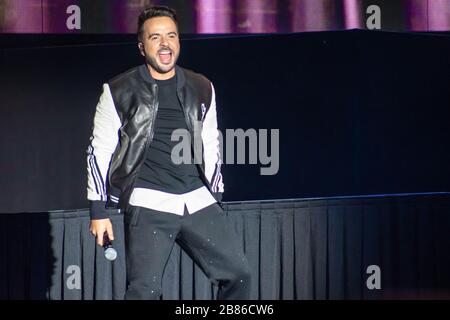 Orlando, Florida. März 2020. Luis Fonsi singt in Mardi Gras Concert in den Universal Studios Stockfoto