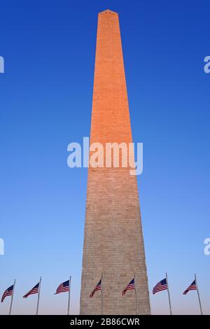 Blick auf den Wahrzeichen des Washington Monument Obelisk in Washington, DC mit amerikanischer Flagge Stockfoto