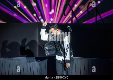 Orlando, Florida. März 2020. Luis Fonsi singt in Mardi Gras Concert in den Universal Studios Stockfoto