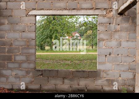 Eine Nahansicht eines Rahmens, in dem ein Fenster erstellt wird, wenn das Zuhause fertig gestellt wird Stockfoto