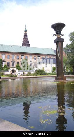 KOPENHAGEN, DÄNEMARK - 4. Jul. 2015: Königliche Bibliotheksgärten, Schloss Christiansborg in Kopenhagen, kleine Oase im Herzen der Stadt Stockfoto