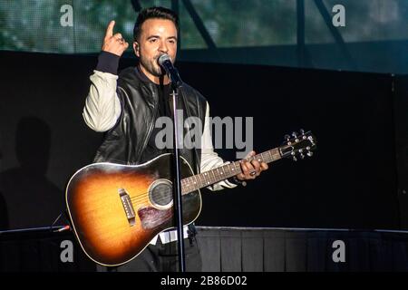 Orlando, Florida. März 2020. Luis Fonsi singt in Mardi Gras Concert in den Universal Studios Stockfoto