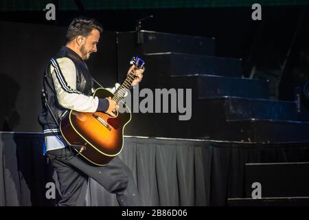 Orlando, Florida. März 2020. Luis Fonsi singt in Mardi Gras Concert in den Universal Studios Stockfoto
