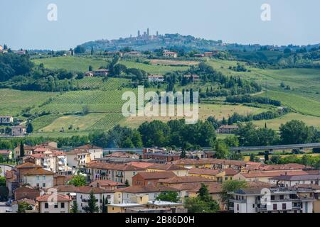 Certaldo, Toskana / Italien: Blick auf den unteren Teil der Stadt Certaldo Basso und von San Gimignano aus dem mittelalterlichen oberen Teil Certaldo Alto Stockfoto