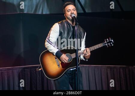 Orlando, Florida. März 2020. Luis Fonsi singt in Mardi Gras Concert in den Universal Studios Stockfoto