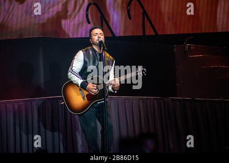 Orlando, Florida. März 2020. Luis Fonsi singt in Mardi Gras Concert in den Universal Studios Stockfoto