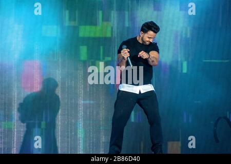 Orlando, Florida. März 2020. Luis Fonsi singt in Mardi Gras Concert in den Universal Studios Stockfoto