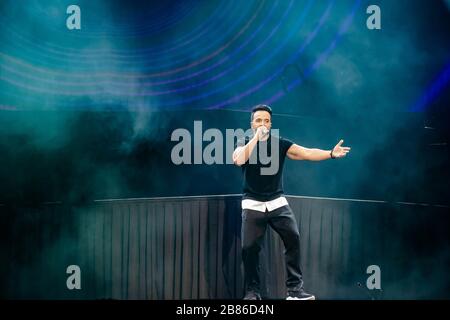 Orlando, Florida. März 2020. Luis Fonsi singt in Mardi Gras Concert in den Universal Studios Stockfoto