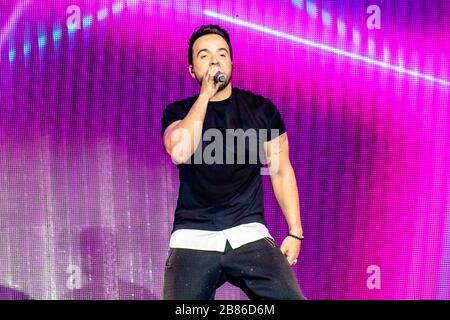 Orlando, Florida. März 2020. Luis Fonsi singt in Mardi Gras Concert in den Universal Studios Stockfoto