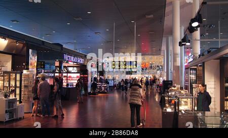 KOPENHAGEN, DÄNEMARK - 6. Jul. 2015: Innerhalb des Kopenhagener Flughafenterminals ist er der wichtigste internationale Flughafen Stockfoto