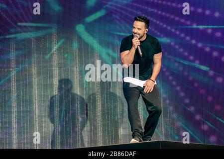 Orlando, Florida. März 2020. Luis Fonsi singt in Mardi Gras Concert in den Universal Studios Stockfoto