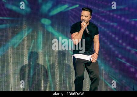 Orlando, Florida. März 2020. Luis Fonsi singt in Mardi Gras Concert in den Universal Studios Stockfoto