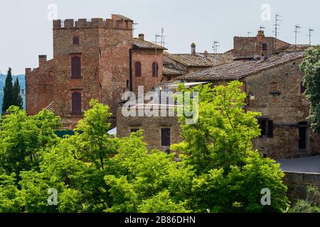 Certaldo, Toskana / Italien: Charakteristische Gebäude im mittelalterlichen Oberteil der Stadt, genannt Certaldo Alto. Stockfoto