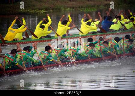 SAMUT SAKHON, THAILAND - 24.2019: Unidentifizierte Ruderer in einheimischen thailändischen Langbooten treten während der King's Cup Native Long Boat Race Championship an. Stockfoto