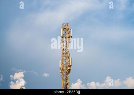 High-Metal-Konstruktion mit Mobiltelefon-Mobilfunkantenne, Basisstation. Telecommunication Tower mit Antennen, die hoch P übertragen und strahlen Stockfoto