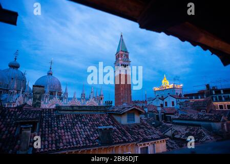 San Marco Campanile und Markusdom in Venedig auf Sunrise. Die Dächer der Stadt. Stockfoto