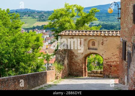 Certaldo, Toskana: Ein Bogen am Ende der Via Rivellino in der Oberstadt Certaldo Alto mit dem unteren Teil der Stadt Certaldo Basso unten. Stockfoto